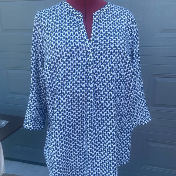 Pretty blouse with slits in sleeves - Picture 2 of 3